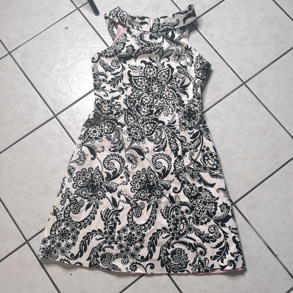 Beautiful dress  black and white  interior pink